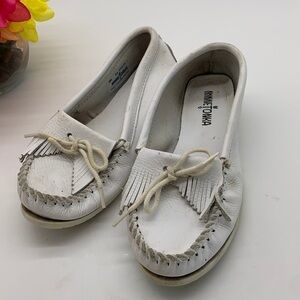 Minnetonka white leather moccasins sz 8.5. MOC0610